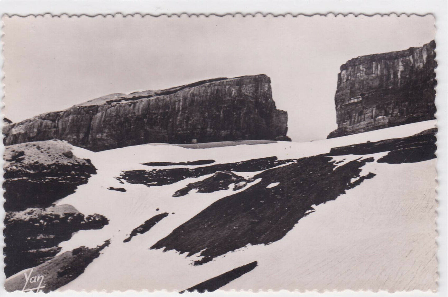 BLACK &amp; WHITE POSTCARD CPSM GAVARNIE LA BRECHE DE ROLAND 