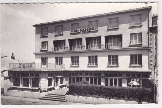 CPSM BLACK &amp; WHITE POSTCARD HOTEL RESTAURANT LE PARIOU ROUTE DE CLERMONT 