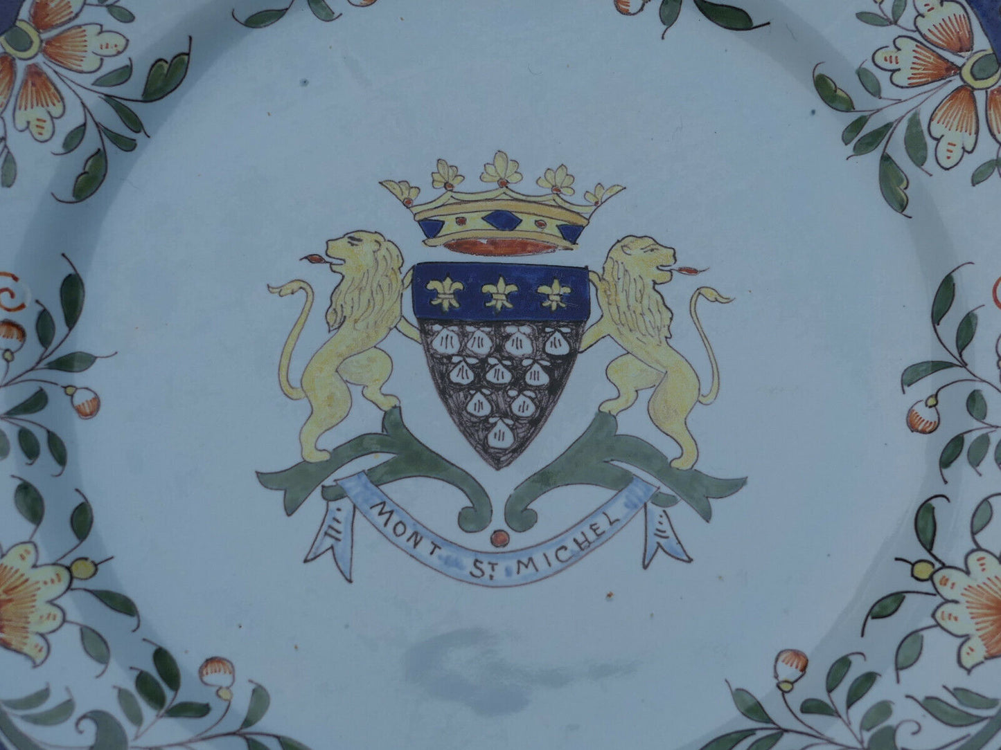 ANCIENNE ASSIETTE FAIENCE DECORATIVE MONT-SAINT-MICHEL BLASON LIONS ABBAYE