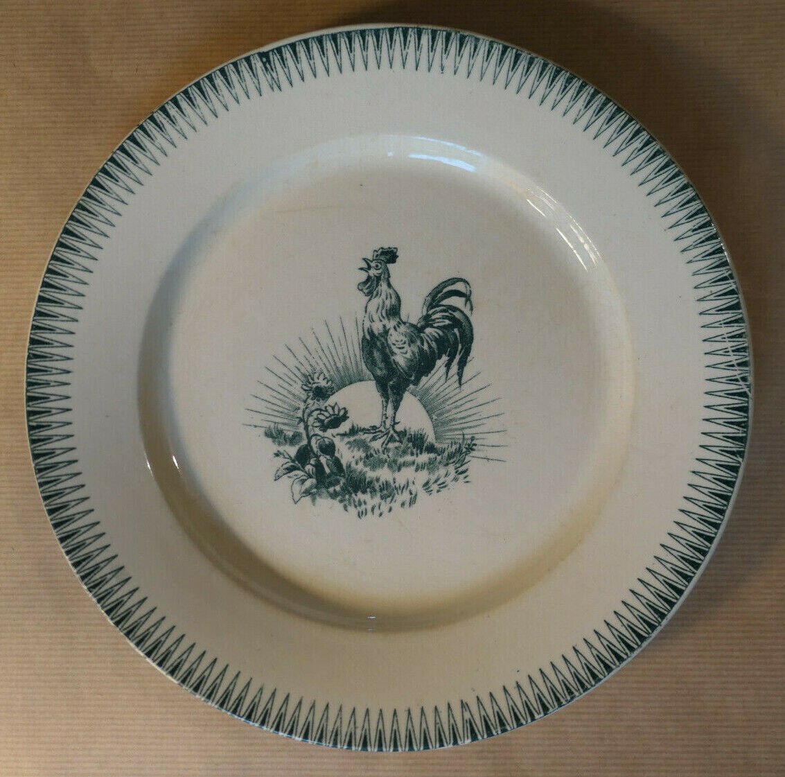 ANCIENNE ASSIETTE PORCELAINE OPAQUE DE GIEN TERRE DE FER CHANTECLER DECOR COQ