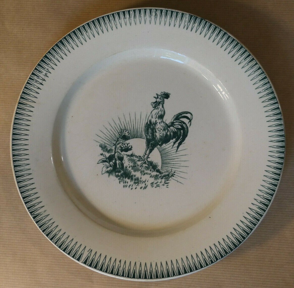 ANCIENNE ASSIETTE PORCELAINE OPAQUE DE GIEN TERRE DE FER CHANTECLER DECOR COQ