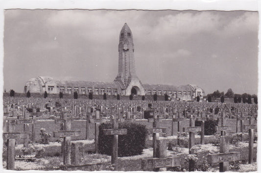 CARTE POSTALE CPSM ENVIRONS DE VERDUN DOUAUMONT CIMETIERE ET OSSUAIRE