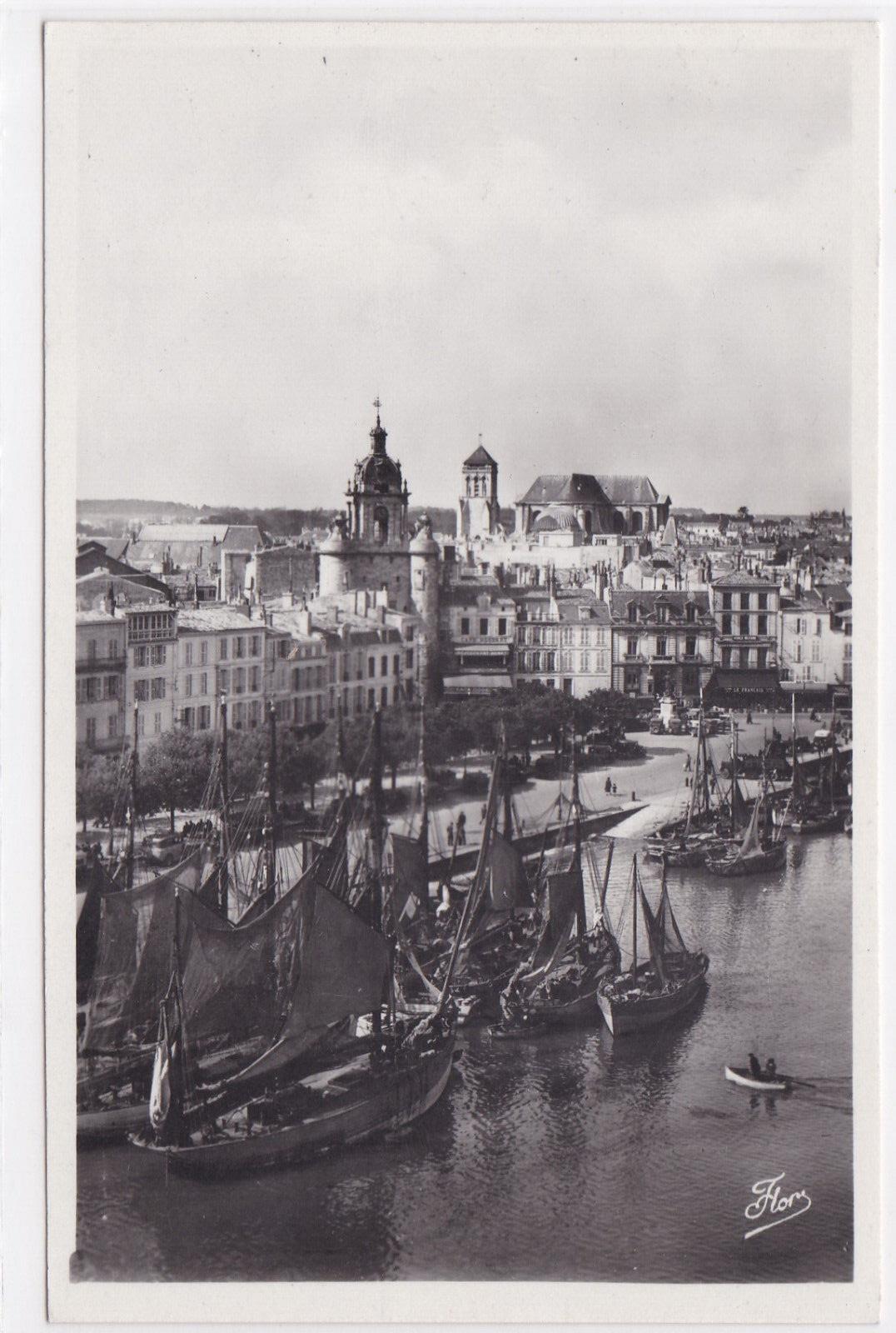 CARTE POSTALE CPSM LA ROCHELLE BATEAUX AU REPOS LA GROSSE HORLOGE ET CATHEDRALE