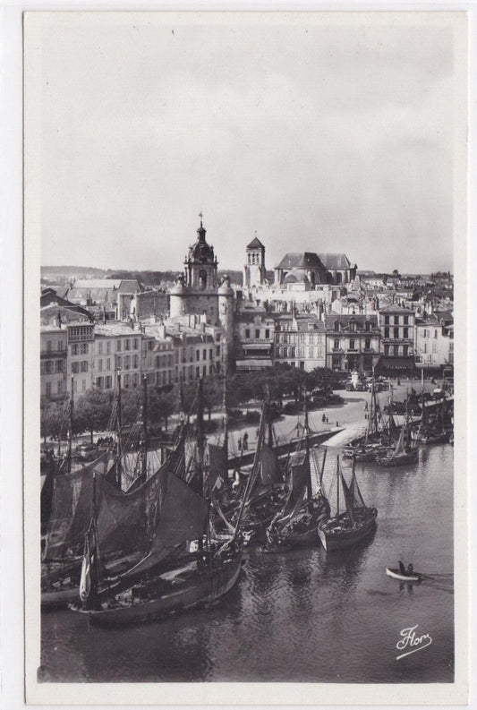 CARTE POSTALE CPSM LA ROCHELLE BATEAUX AU REPOS LA GROSSE HORLOGE ET CATHEDRALE
