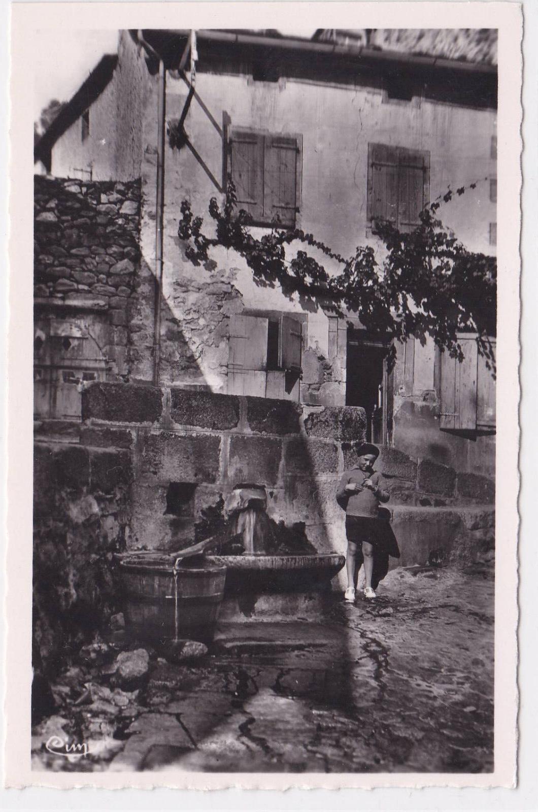 CARTE POSTALE ANCIENNE CPA CHAUDES-AIGUES LA SOURCE D'EAU CHAUDE CANTAL ENFANT