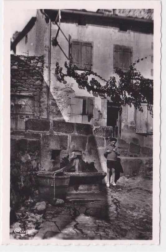 CARTE POSTALE ANCIENNE CPA CHAUDES-AIGUES LA SOURCE D'EAU CHAUDE CANTAL ENFANT