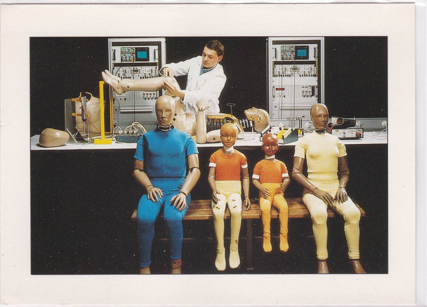 CPM RENAULT POSTCARD MANNEQUINS FOR SHOCK STUDY 