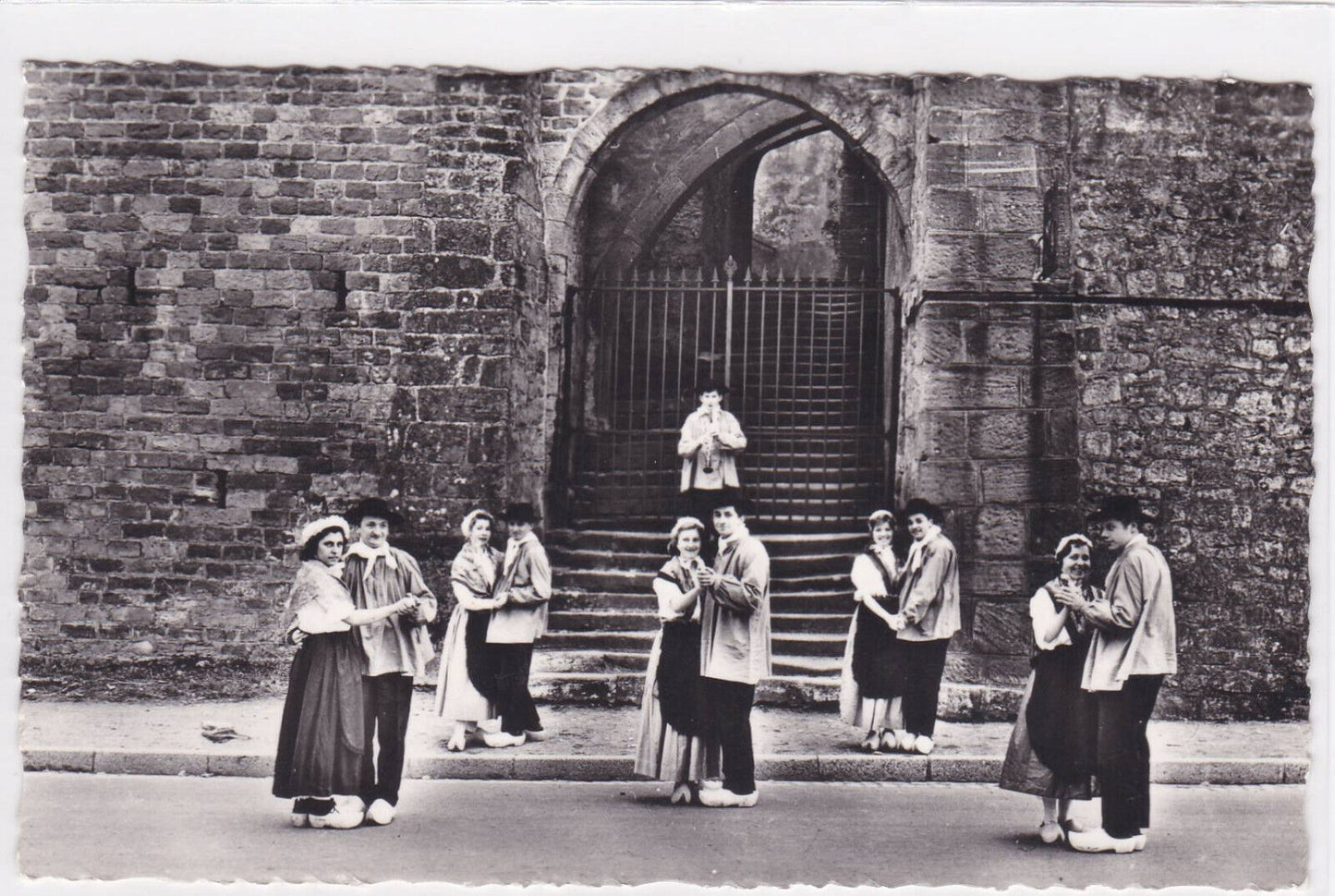 POSTCARD CPSM FOLK GROUP OF SAINT-DIE VOSGES DANCE COSTUMES HEADDRESS 