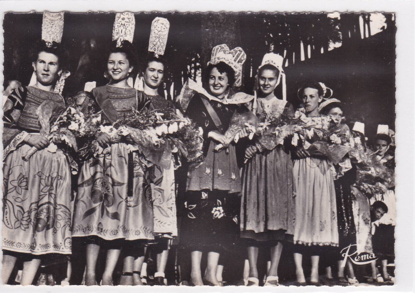 POSTCARD CPSM GROUP OF YOUNG GIRLS FROM PONT-L'ABBE SCAER PLOUGASTEL 