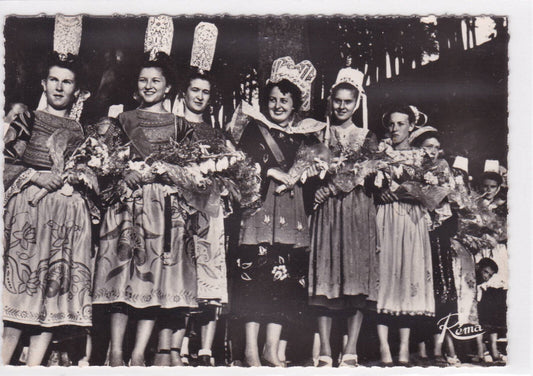 POSTCARD CPSM GROUP OF YOUNG GIRLS FROM PONT-L'ABBE SCAER PLOUGASTEL 