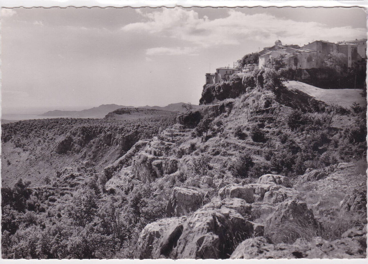 POSTCARD CPSM GOURDON ON ITS ROCK IN THE BACKGROUND OF THE ESTEREL 