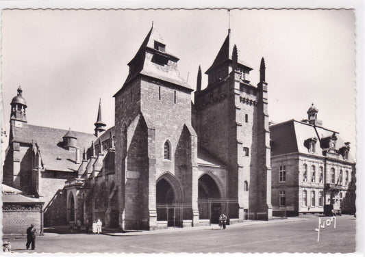 CARTE POSTALE CPSM SAINT-BRIEUC LA CATHEDRALE ST-ETIENNE ET LA MAIRIE