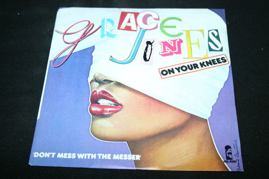 GRACE JONES   SP 45T 7"   ON YOUR KNEES   1979