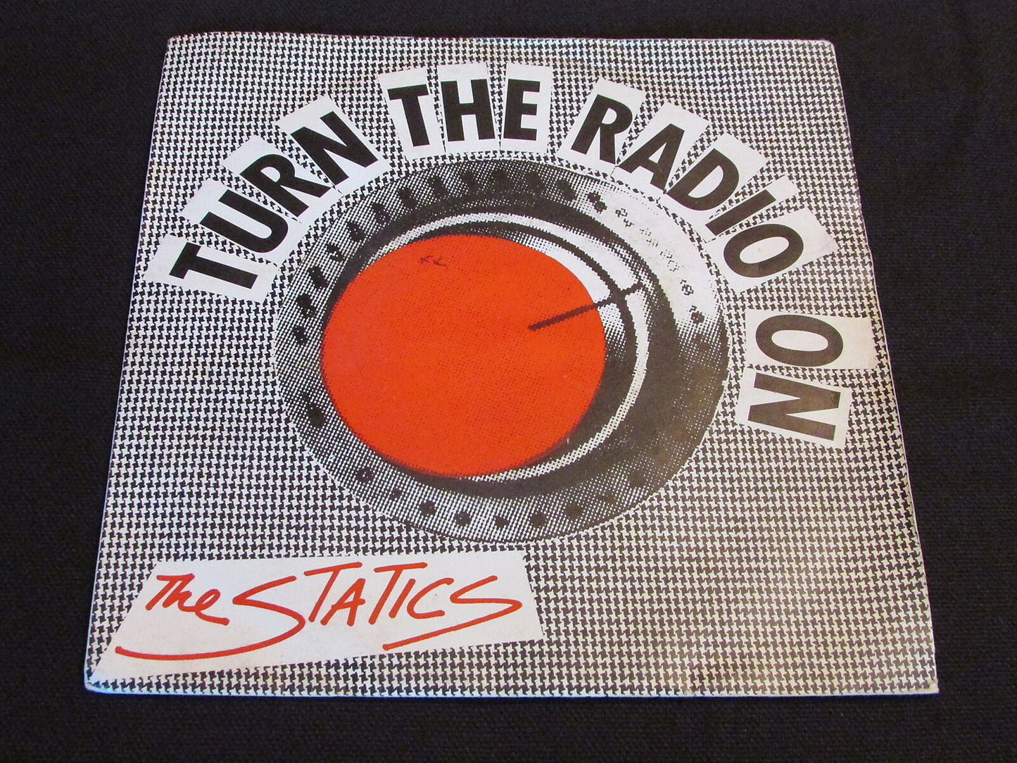 THE STATICS   SP 45T 7"   TURN THE RADIO ON   1981   ARABELLA