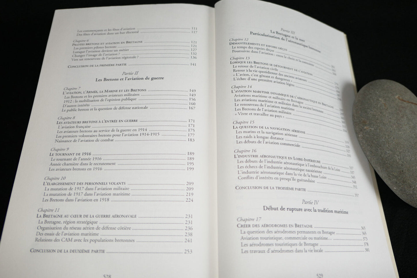 LES BRETONS ET L'AERONAUTIQUE DES ORIGINES A 1939 THIERRY LE ROY 2002 AVIATION