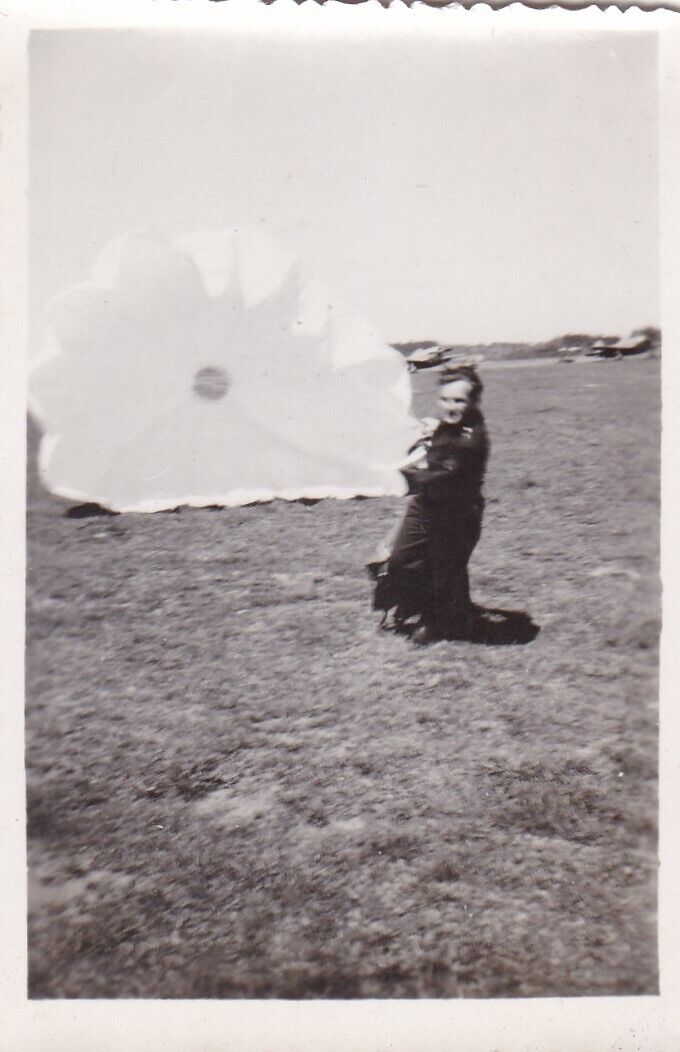 VINTAGE SNAPSHOT PHOTO ANONYME AVIATION AVION HOMME PARACHUTE FLOU BLURRY