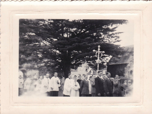 VINTAGE SNAPSHOT PHOTO PROCESSION RELIGIEUSE MONUMENT PLEYBEN FINISTERE