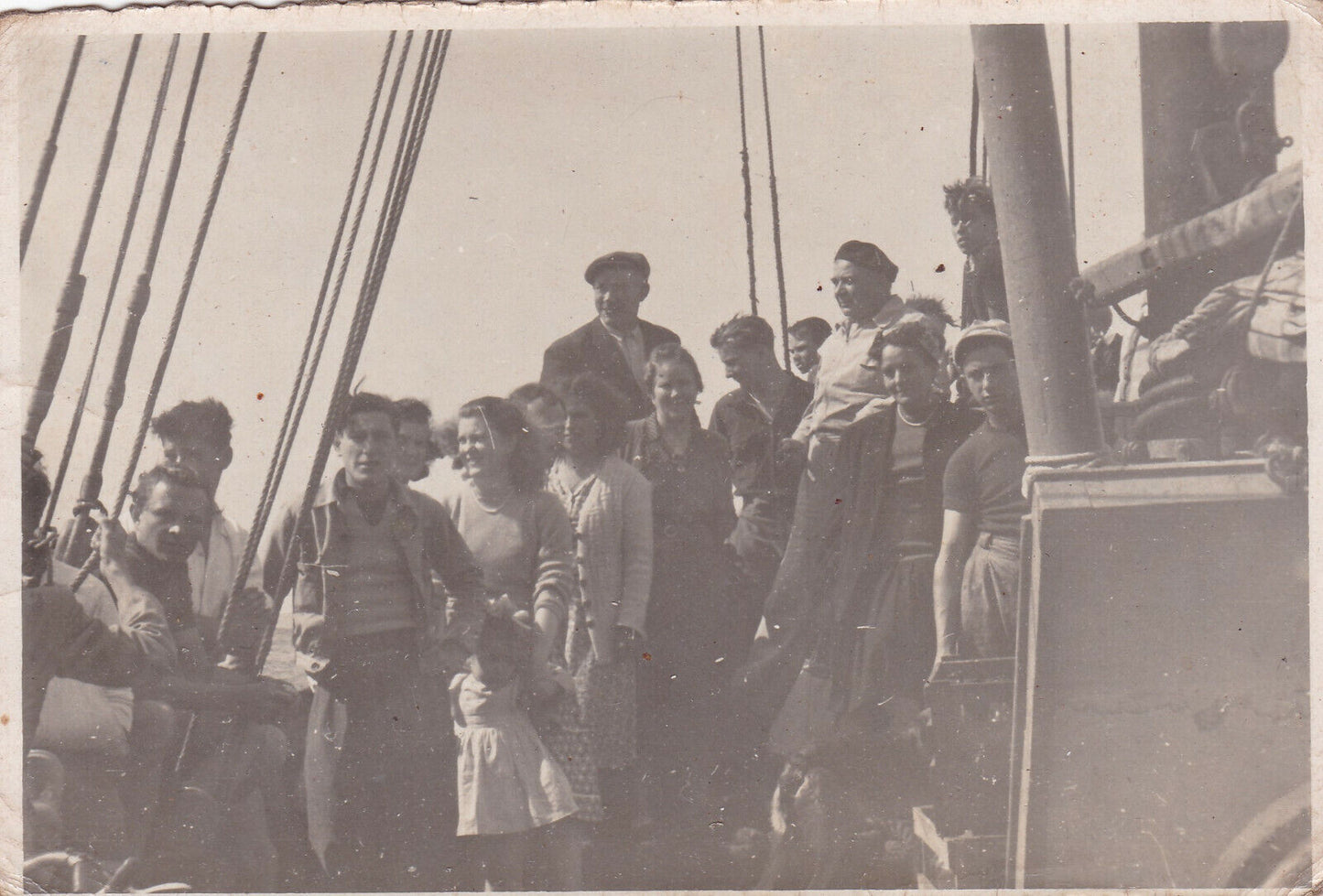 VINTAGE SNAPSHOT PHOTO GROUPE AMIS FAMILLE SUR UN BATEAU BRETAGNE MER