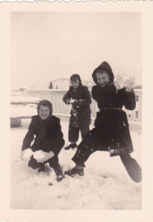 VINTAGE SNAPSHOT PHOTO JEUX ENFANTS BATAILLE BOULES DE NEIGE HIVER CIRCA 1950