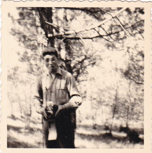 VINTAGE SNAPSHOT PHOTO HOMME PHOTOGRAPHE EN FORET CIRCA 1950