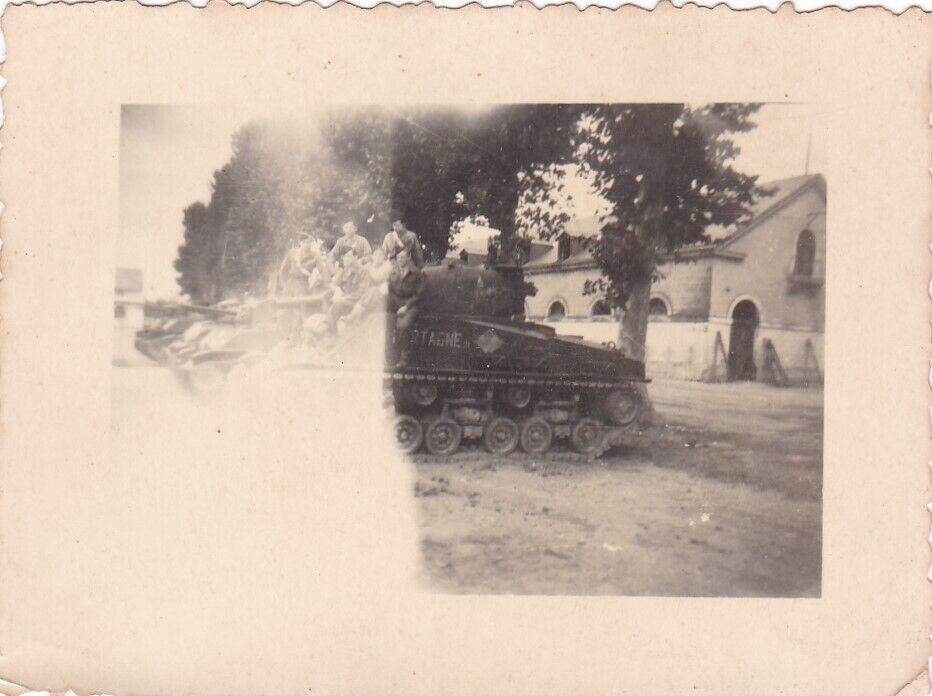 VINTAGE SNAPSHOT PHOTO MILITAIRE SOLDATS CHARS PHOTO RATEE CURIOSITE
