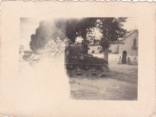 VINTAGE SNAPSHOT PHOTO MILITAIRE SOLDATS CHARS PHOTO RATEE CURIOSITE
