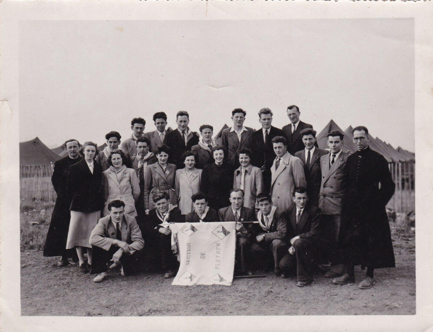 VINTAGE SNAPSHOT PHOTO GROUPE CAMP RELIGIEUX SECTION PLEYBEN 29 FINISTERE