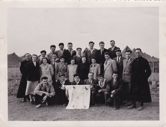 VINTAGE SNAPSHOT PHOTO GROUPE CAMP RELIGIEUX SECTION PLEYBEN 29 FINISTERE