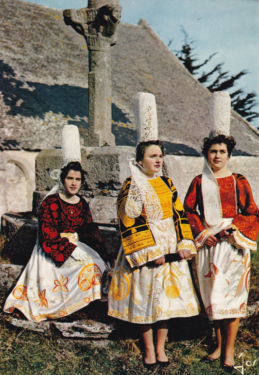 ANCIENNE CARTE POSTALE CPSM 29 JEUNES FILLES EN COSTUME DU PAYS BIGOUDEN
