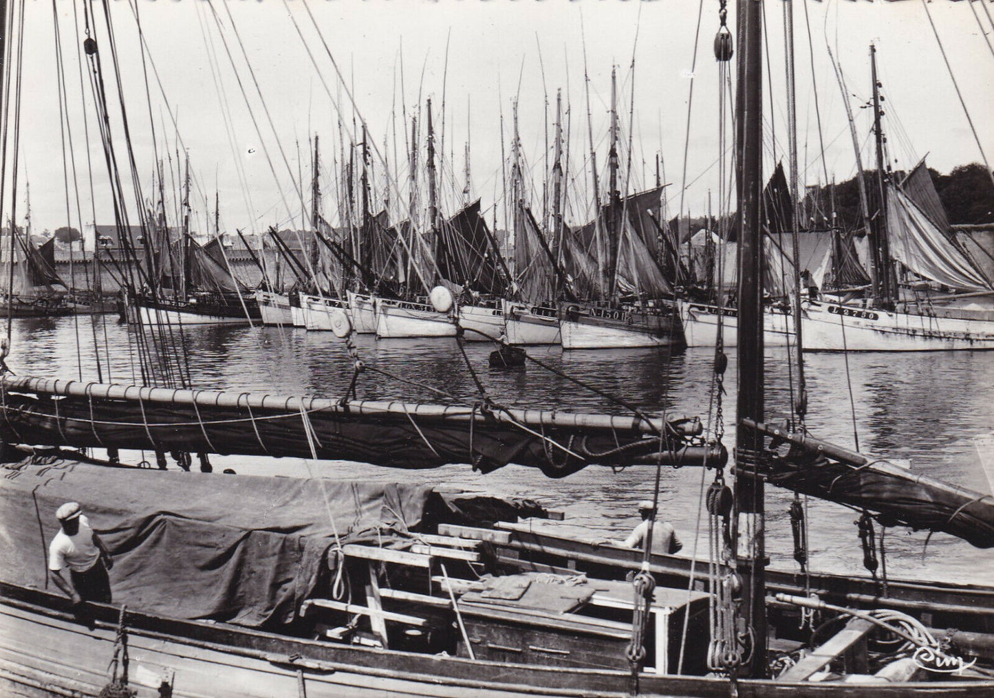 ANCIENNE CARTE POSTALE CPSM BRETAGNE BATEAUX / AU PAYS BRETON / FORET DE MATS