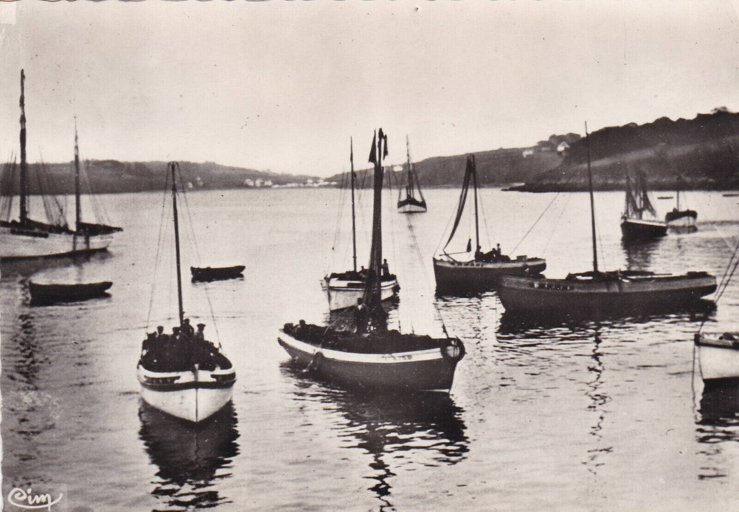 ANCIENNE CARTE POSTALE CPSM 29 DOUARNENEZ / LE PORT / BATEAUX
