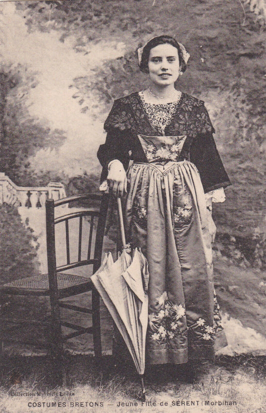 ANCIENNE CARTE POSTALE CPA COSTUMES BRETONS JEUNE FILLE DE SERENT MORBIHAN