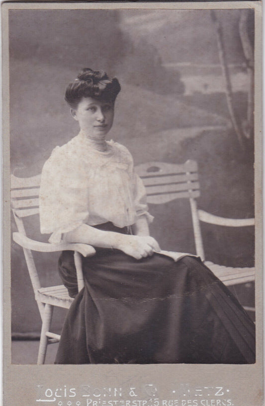 ANCIENNE PHOTO PORTRAIT FEMME ASSISE BANC (LOUIS BONN & CO, METZ) CIRCA 1910