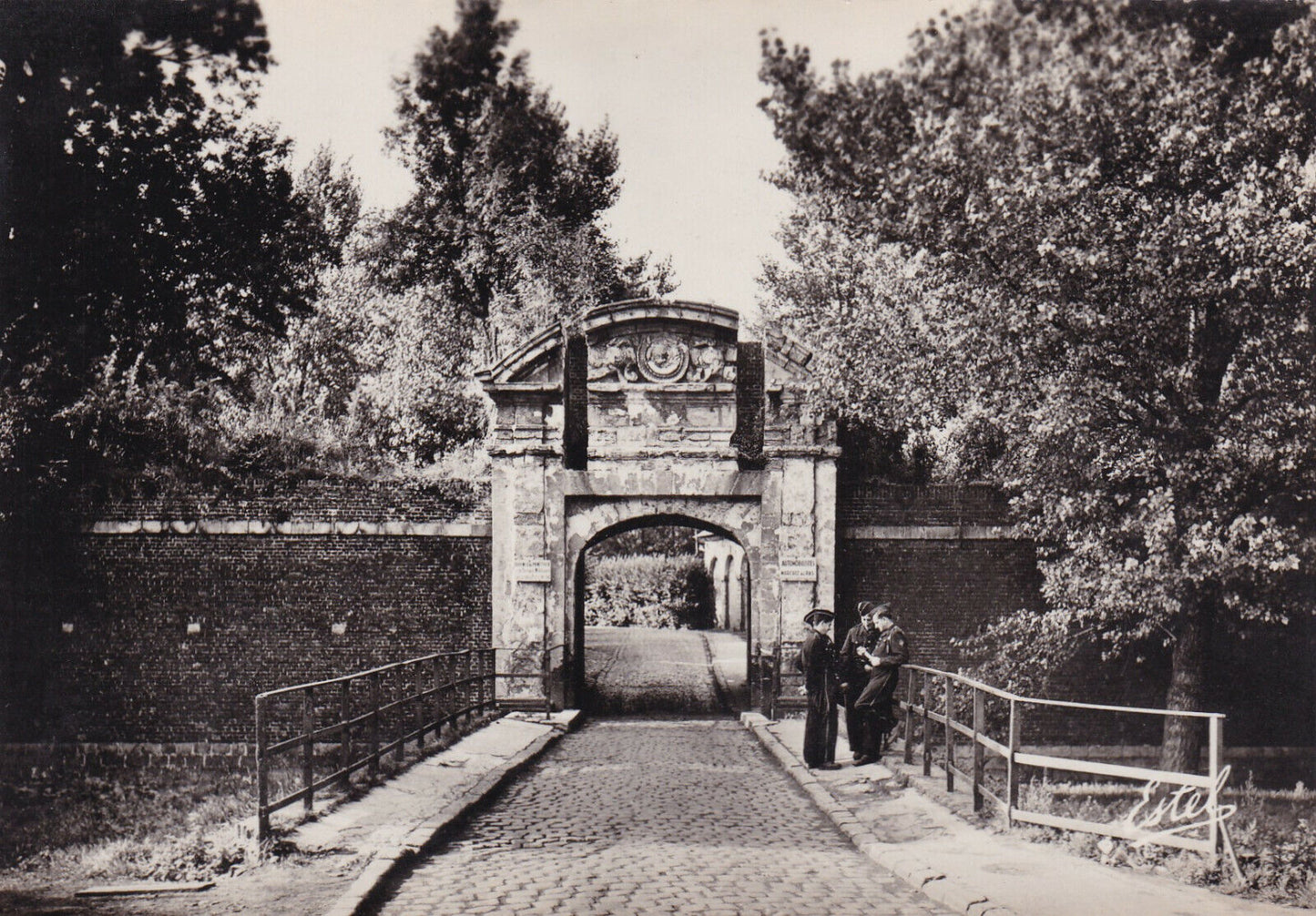 ANCIENNE CARTE POSTALE CPSM LILLE / L'ENTREE DE LA CITADELLE