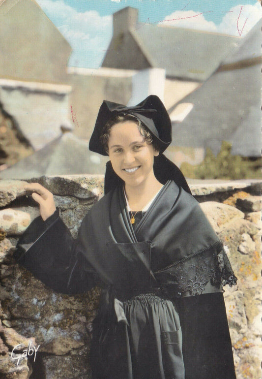 ANCIENNE CARTE POSTALE CPSM 29 ILE DE SEIN / TYPE D'ILIENNE