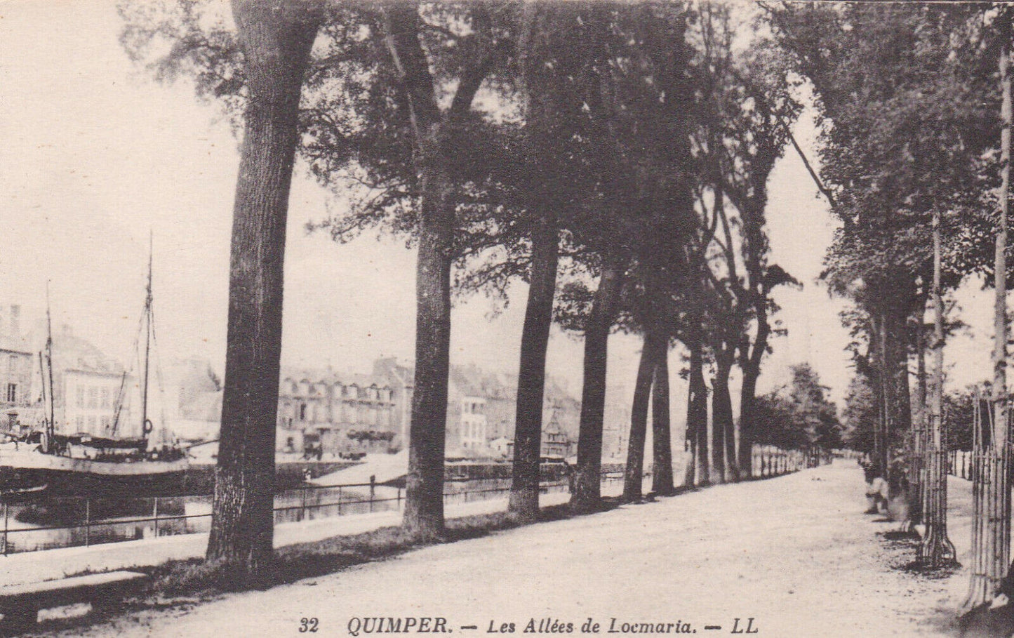 OLD POSTCARD CPA 29 QUIMPER LES ALLEES DE LOCMARIA / LL 32