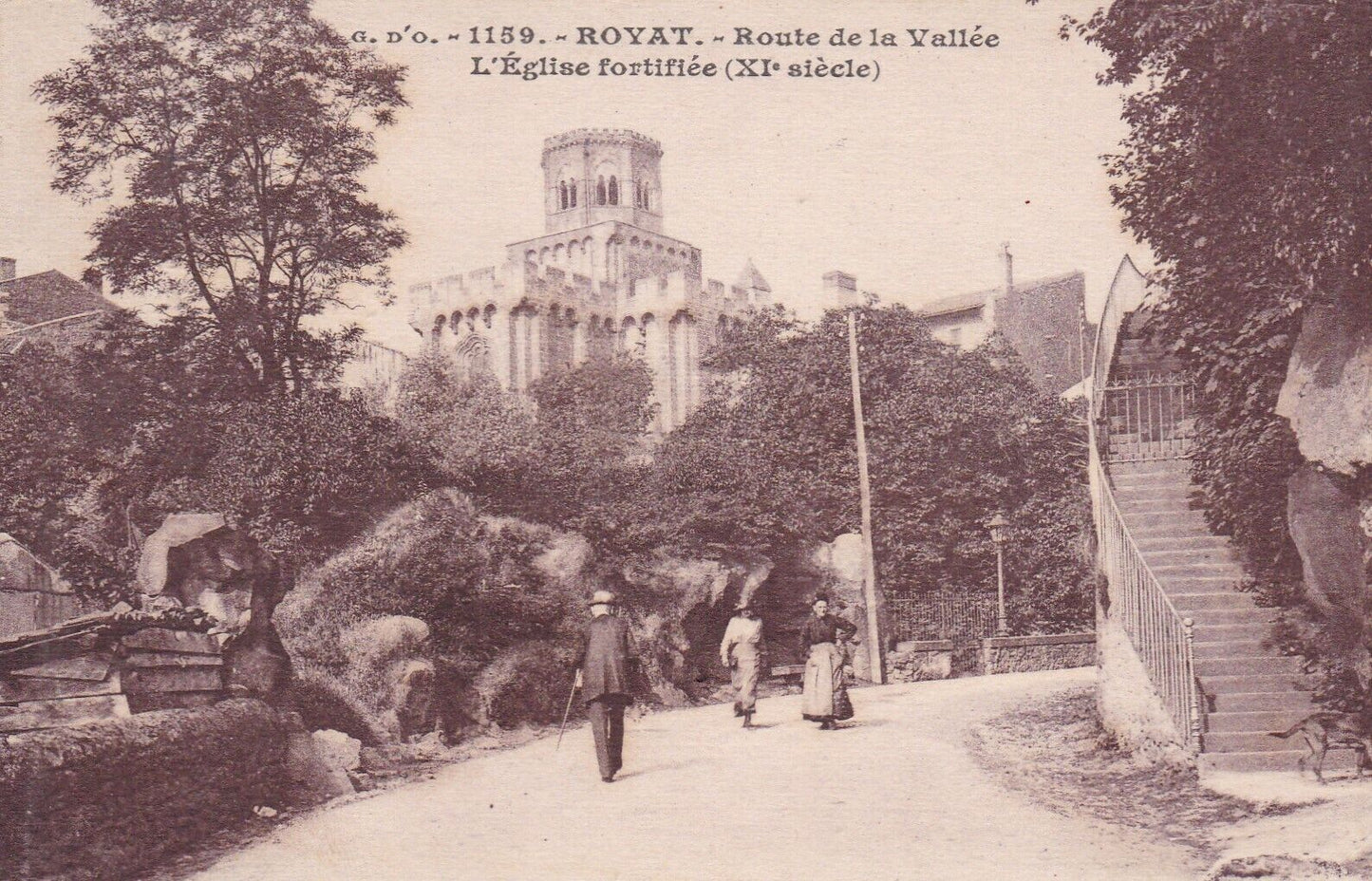 OLD POSTCARD CPA ROYAT ROUTE DE LA VALLEE / THE FORTIFIED CHURCH 