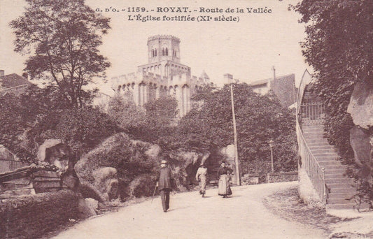 OLD POSTCARD CPA ROYAT ROUTE DE LA VALLEE / THE FORTIFIED CHURCH 
