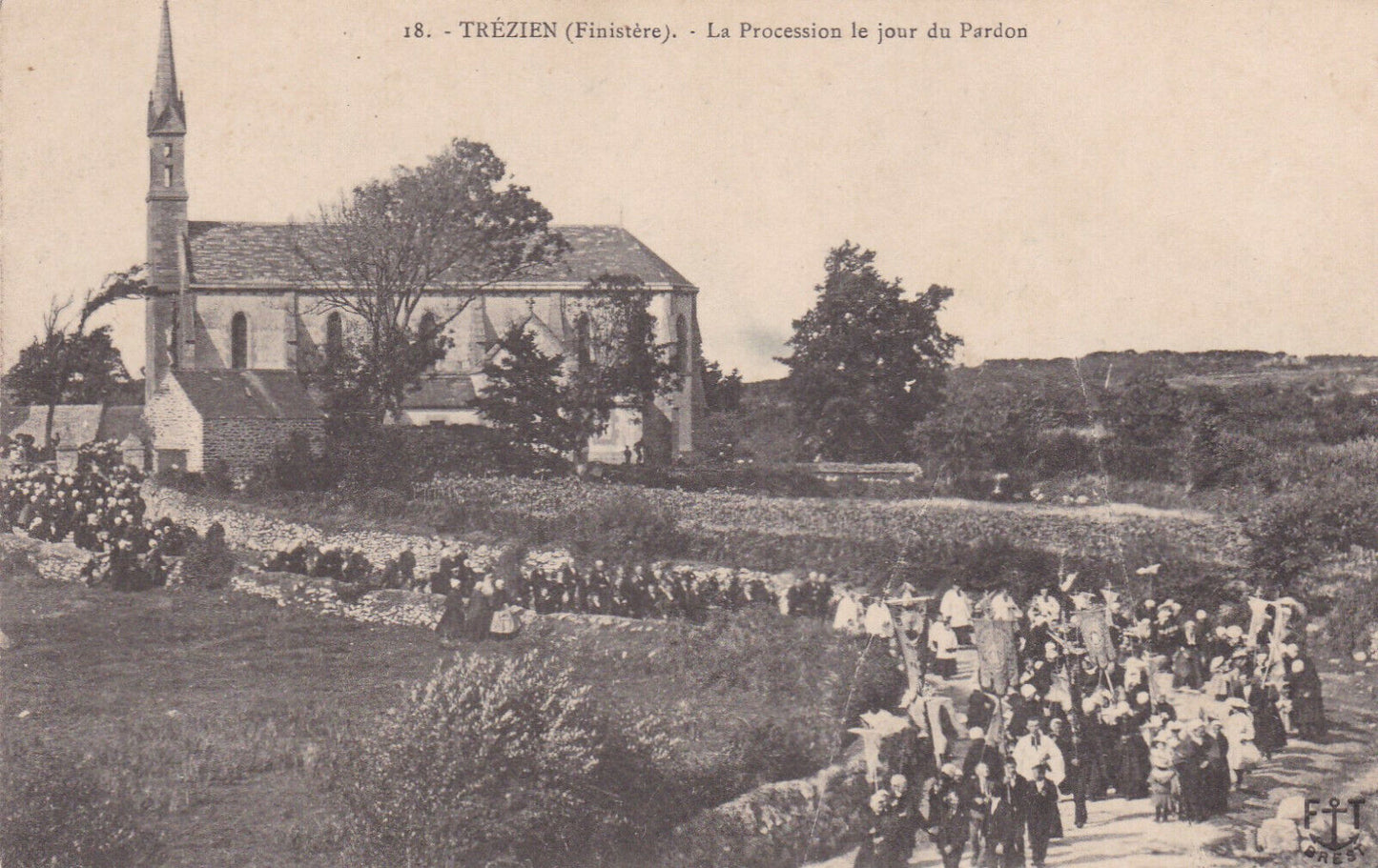 CARTE POSTALE ANCIENNE CPA 29 BRETAGNE TREZIEN LA PROCESSION LE JOUR DU PARDON
