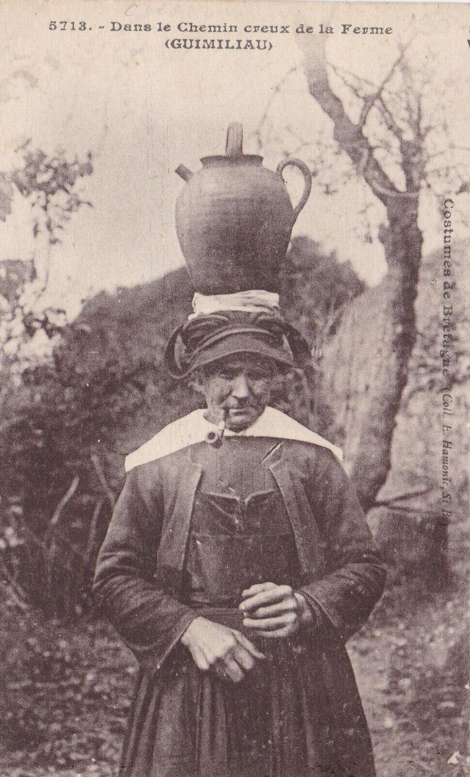 CARTE POSTALE ANCIENNE CPA 29 GUIMILIAU DANS LE CHEMIN CREUX DE LA FERME