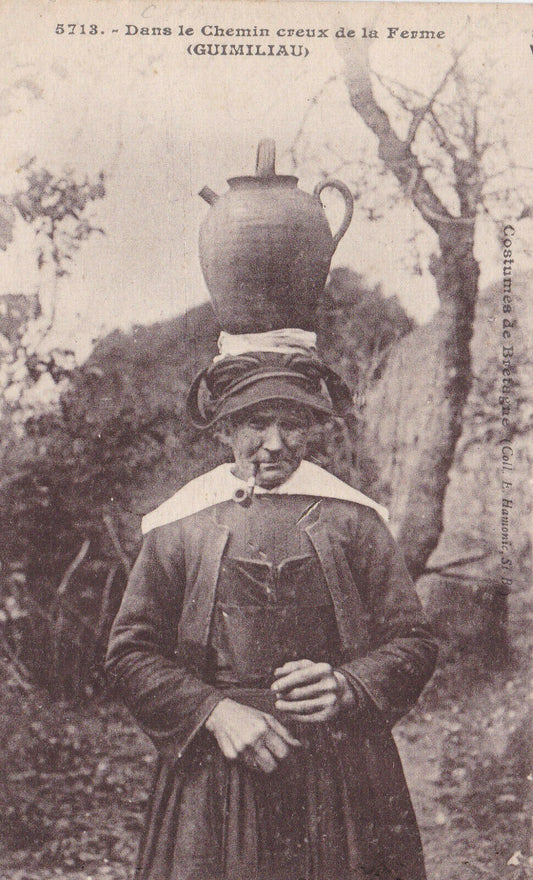 CARTE POSTALE ANCIENNE CPA 29 GUIMILIAU DANS LE CHEMIN CREUX DE LA FERME