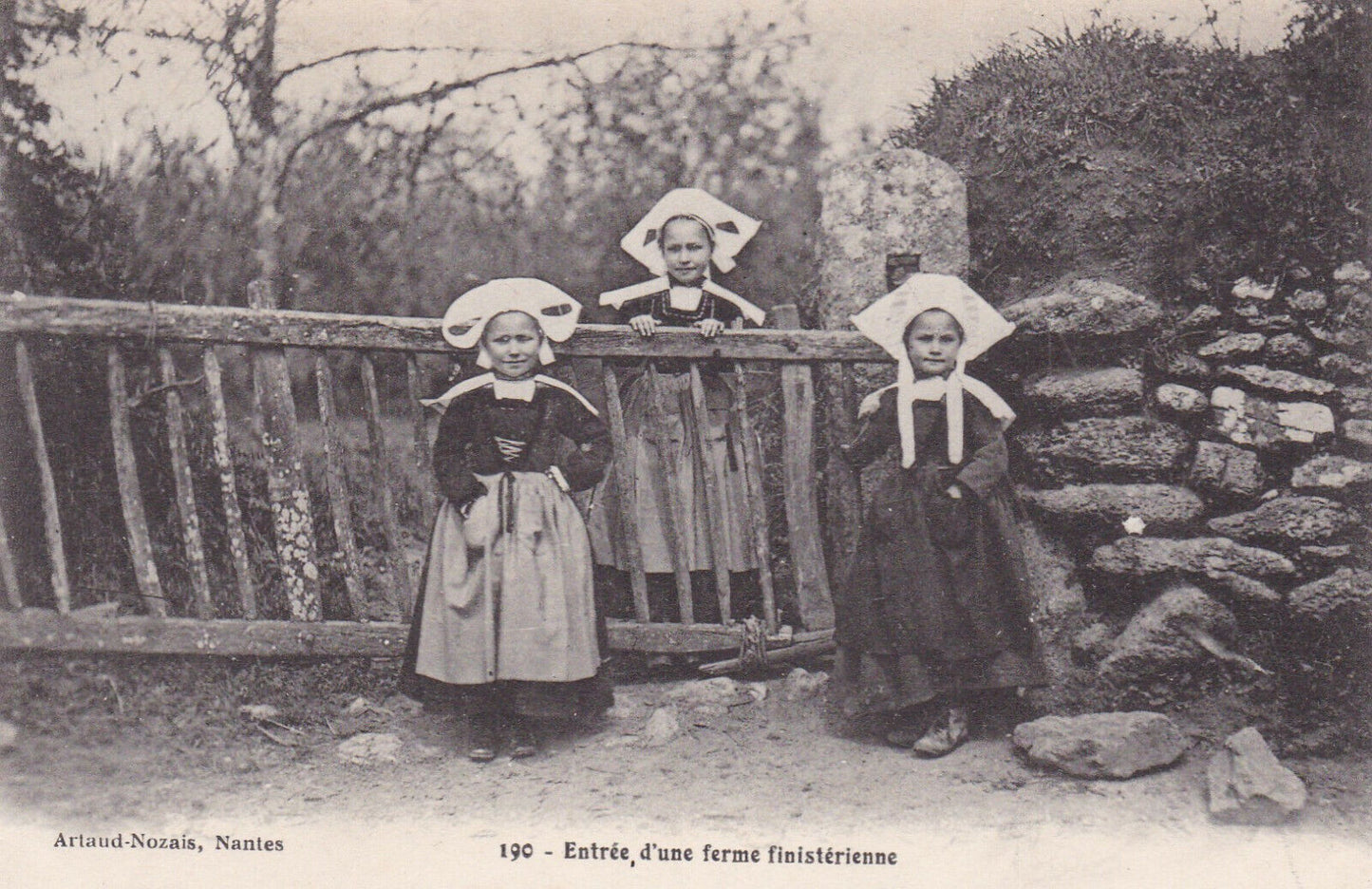 CARTE POSTALE ANCIENNE CPA 29 BRETAGNE ENTREE D'UNE FERME FINISTERIENNE