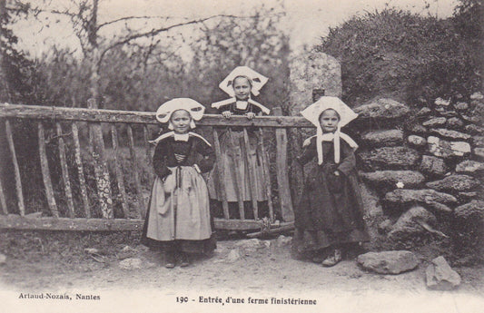 CARTE POSTALE ANCIENNE CPA 29 BRETAGNE ENTREE D'UNE FERME FINISTERIENNE