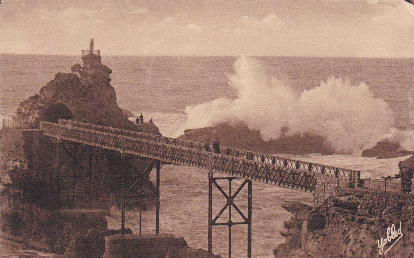 CARTE POSTALE ANCIENNE CPA BIARRITZ (GOLFE DE GASCOGNE) ROCHER DE LA VIERGE