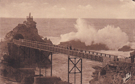 CARTE POSTALE ANCIENNE CPA BIARRITZ (GOLFE DE GASCOGNE) ROCHER DE LA VIERGE
