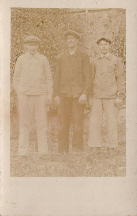 ANCIENNE CARTE PHOTO GROUPE DE 3 HOMMES A CASQUETTES