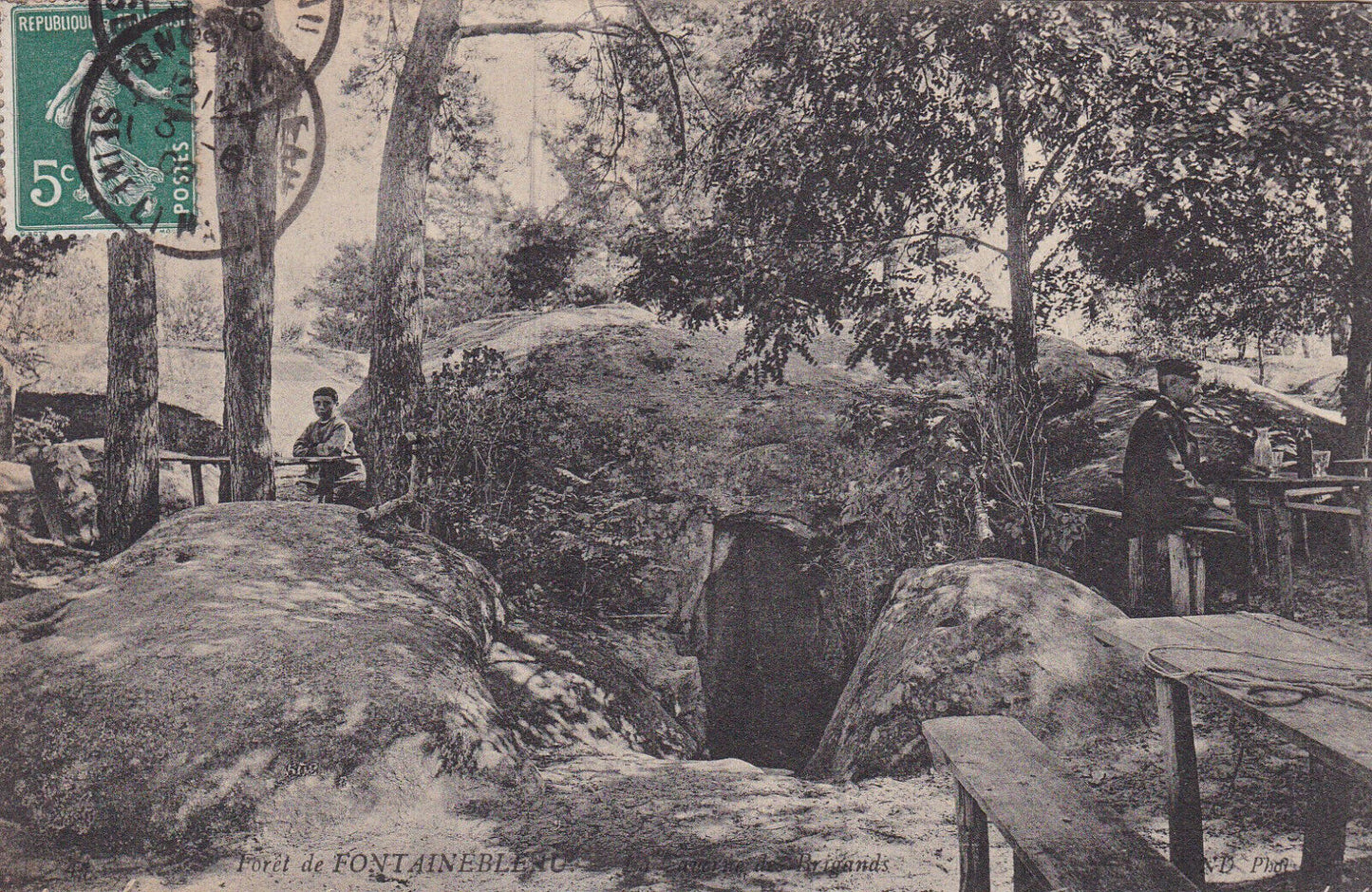 CARTE POSTALE ANCIENNE CPA FORET DE FONTAINEBLEAU LA CAVERNE DES BRIGANDS (1909)