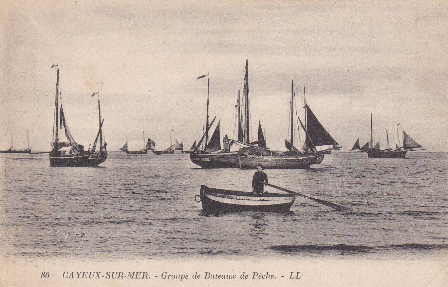 CARTE POSTALE ANCIENNE CPA CAYEUX-SUR-MER GROUPE DE BATEAUX DE PECHE