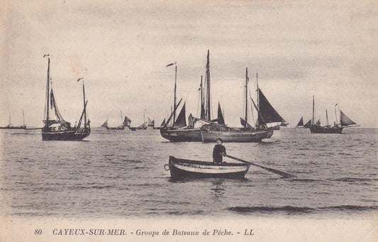 CARTE POSTALE ANCIENNE CPA CAYEUX-SUR-MER GROUPE DE BATEAUX DE PECHE