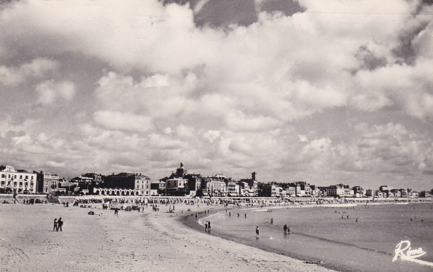 CARTE POSTALE ANCIENNE CPA LES SABLES D'OLONNE LA PLAGE ET LE REMBLAI (1955)